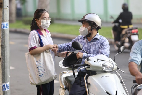 Minh Châu (THPT Trưng Vương, quận 1) được bố động viên bình tĩnh, tự tin để đạt kết quả tốt - Ảnh: PHƯƠNG QUYÊN Thí sinh Minh Châu (THPT Trưng Vương, quận 1) được bố động viên bình tĩnh, tự tin để đạt kết quả tốt - Ảnh: PHƯƠNG QUYÊN