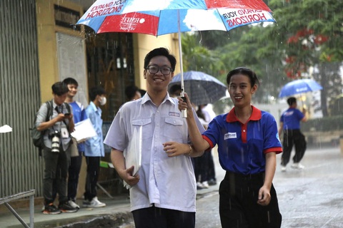 Sinh viên tình nguyện hỗ trợ che dù cho các thí sinh điểm trường THPT Trần Văn Giàu, quận BÌnh Thạnh - Ảnh: NGỌC PHƯỢNG Thí sinh tại điểm thi THPT chuyên Trần Đại Nghĩa được tình nguyện viên hỗ trợ ra về trong cơn mưa lớn chiều 28-6 - Ảnh: PHƯƠNG QUYÊN
