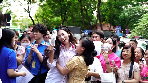 Nghi vấn lộ đề văn: Không được mang đề thi khỏi phòng thi khi chưa hết giờ làm bài - Ảnh 1. Nghi vấn lộ đề văn: Không được mang đề thi khỏi phòng thi khi chưa hết giờ làm bài - Ảnh 1.
