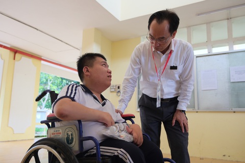 Thứ trưởng Hoàng Minh Sơn kiểm tra, động viên thí sinh khuyết tật tại điểm thi THPT Võ Văn Kiệt - Ảnh: CHÍ HẠNH Thứ trưởng Hoàng Minh Sơn kiểm tra, động viên thí sinh tại điểm thi THPT Võ Văn Kiệt - Ảnh: CHÍ HẠNH