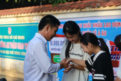 Trưởng thôn Liên Tài Năng 46 tuổi đi thi tốt nghiệp cấp 3 - Ảnh 2. Ông Ảnh tại điểm thi THPT Đồng Lộc - Ảnh: H.A.