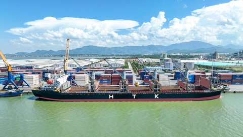 Cảng Chu Lai đón tàu lớn và nâng cao hiệu suất khai thác hàng rời - Ảnh 1. Tàu HTK CONFIDENCE dài 169m, rộng 27m, có tải trọng hơn 28.000 tấn cập cảng Chu Lai