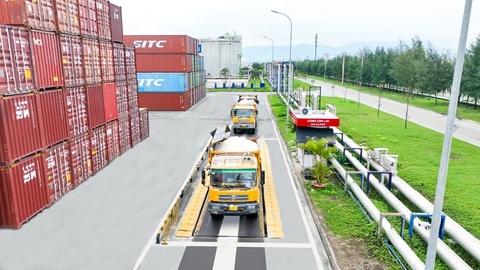 Cảng Chu Lai đón tàu lớn và nâng cao hiệu suất khai thác hàng rời - Ảnh 4. Hàng hóa được đội xe của cảng Chu Lai vận chuyển về kho, xưởng của khách hàng