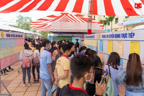 Trường Đại học Nam Cần Thơ - môi trường học tập và rèn luyện chất lượng - Ảnh 2. Ngày hội tuyển dụng việc làm được tổ chức hàng năm nhằm giúp sinh viên gặp gỡ trực tiếp nhà tuyền dụng và lựa chọn các công việc phù hợp