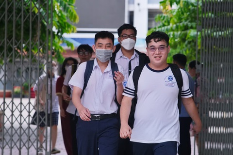 Đề thi văn: Người nói 'cũ kỹ', người khen hay - Ảnh 4. Thí sinh rời điểm Trường THCS Trần Văn Ơn, quận 1, TP.HCM sau giờ thi môn văn - Ảnh: NGỌC PHƯỢNG