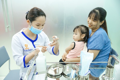 WHO kêu gọi tiêm bù vắc xin quy mô lớn - Ảnh 1. Trẻ em được tiêm chủng đầy đủ sẽ khỏe mạnh, chống chọi được nhiều bệnh, ít có khả năng bị khuyết tật