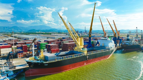 Cảng Chu Lai đón tàu lớn và nâng cao hiệu suất khai thác hàng rời - Ảnh 2. Tàu BOOTES TWIN (Panama) cập cảng Chu Lai để vận chuyển 3.500 tấn hàng viên nén sinh học xuất khẩu sang Nhật Bản cho Công ty TNHH Năng lượng xanh IDEMITSU Việt Nam