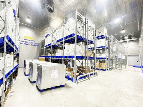 Từ tọa đàm 'Bảo quản vắc xin an toàn - Bạn biết gì về vắc xin?': Chuyện chưa kể về bảo quản vắc xin - Ảnh 2. Tại VNVC, vắc xin được bảo quản trong hệ thống kho lạnh đạt chuẩn GSP cùng dây chuyền bảo quản lạnh khép kín - Ảnh: MỘC MIÊN