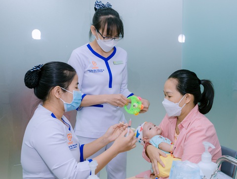 Từ tọa đàm 'Bảo quản vắc xin an toàn - Bạn biết gì về vắc xin?': Chuyện chưa kể về bảo quản vắc xin - Ảnh 1. Tiêm chủng cho trẻ tại Hệ thống Trung tâm tiêm chủng VNVC - Ảnh: MỘC MIÊN