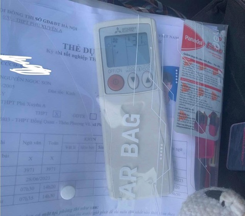 Ảnh vui 29-6: Thí sinh thi tốt nghiệp THPT đem nhầm điều khiển máy lạnh - Ảnh 1. Ảnh vui 29-6: Thí sinh thi tốt nghiệp THPT đem nhầm điều khiển máy lạnh - Ảnh 1.