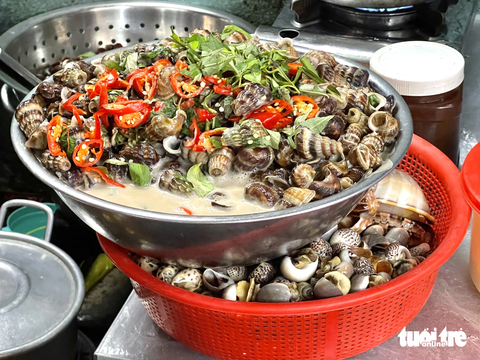 Hàng ốc nhỏ nép hẻm chợ Vườn Chuối gây thương nhớ suốt 30 năm - Ảnh 2. Hàng ốc nhỏ nép hẻm chợ Vườn Chuối gây thương nhớ suốt 30 năm - Ảnh 2.