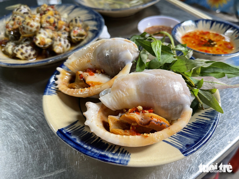Hàng ốc nhỏ nép hẻm chợ Vườn Chuối gây thương nhớ suốt 30 năm - Ảnh 3. Hàng ốc nhỏ nép hẻm chợ Vườn Chuối gây thương nhớ suốt 30 năm - Ảnh 3.