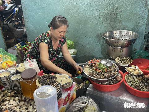 Hàng ốc nhỏ nép hẻm chợ Vườn Chuối gây thương nhớ suốt 30 năm - Ảnh 6. Hàng ốc nhỏ nép hẻm chợ Vườn Chuối gây thương nhớ suốt 30 năm - Ảnh 6.