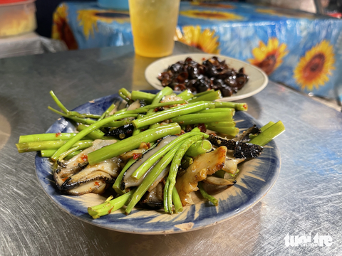 Hàng ốc nhỏ nép hẻm chợ Vườn Chuối gây thương nhớ suốt 30 năm - Ảnh 7. Hàng ốc nhỏ nép hẻm chợ Vườn Chuối gây thương nhớ suốt 30 năm - Ảnh 7.