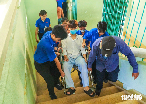 Những thí sinh đặc biệt trong mùa thi tốt nghiệp - Ảnh 2. Những thí sinh đặc biệt trong mùa thi tốt nghiệp - Ảnh 2.