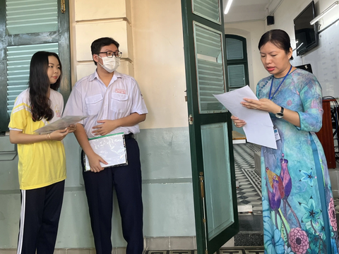 Giáo viên nói đề văn cũ kỹ, lạc hậu... - Ảnh 3. Thí sinh chờ gọi tên vào phòng trước giờ thi môn Ngữ văn tại điểm thi THPT Lê Quý Đôn sáng 28-6 - Ảnh: MỸ DUNG