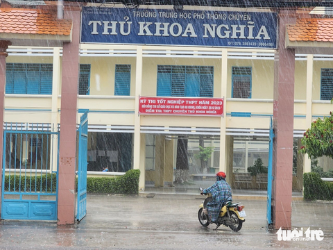 Tạm biệt mùa thi tốt nghiệp nhiều cảm xúc! - Ảnh 9. Tạm biệt mùa thi tốt nghiệp nhiều cảm xúc! - Ảnh 9.
