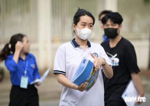 Đã có đề Sinh học kỳ thi tốt nghiệp THPT 2023 - Ảnh 1. Thí sinh tới dự thi môn tổ hợp sáng 29-6 - Ảnh: NAM TRẦN