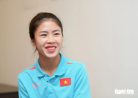 Thanh Nhã tiết lộ lý do vẫn chưa có bạn trai - Ảnh 6. Thanh Nhã nhí nhảnh, đáng yêu trong cuộc trò chuyện với bạn đọc báo Tuổi Trẻ Online - Ảnh: NAM TRẦN