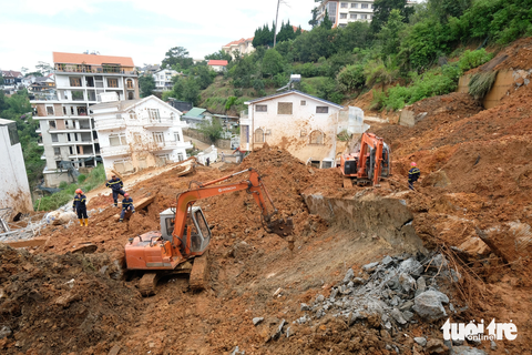 Tìm thấy 2 nạn nhân bị vùi lấp trong vụ sạt lở đất kinh hoàng ở Đà Lạt - Ảnh 6. Tìm thấy 2 nạn nhân bị vùi lấp trong vụ sạt lở đất kinh hoàng ở Đà Lạt - Ảnh 6.