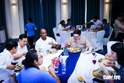 Đầu bếp tàu sân bay Mỹ học nấu mì Quảng, khen bánh mì Việt ngon tuyệt vời - Ảnh 6. Đầu bếp tàu sân bay Mỹ học nấu mì Quảng, khen bánh mì Việt ngon tuyệt vời - Ảnh 6.