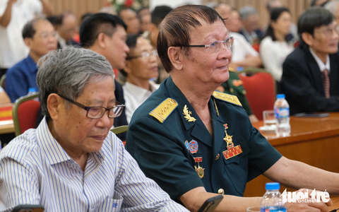 Cựu chuyên gia ôn lại 10 năm giúp nước bạn Campuchia hồi sinh - Ảnh 1. Anh hùng Lực lượng vũ trang nhân dân Nghiêm Đình Tích (phải) góp mặt tại lễ kỷ niệm - Ảnh: HÀ THANH