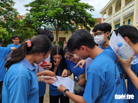 Thí sinh vui mừng kết thúc kỳ thi với môn Ngoại ngữ - Ảnh: BỬU ĐẤU Thí sinh vui mừng kết thúc kỳ thi với môn ngoại ngữ - Ảnh: BỬU ĐẤU