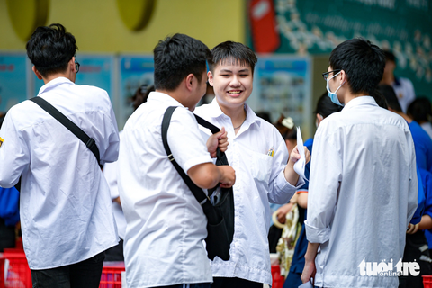 Đề thi môn ngoại ngữ thi tốt nghiệp THPT 2023 - Ảnh 1. Thí sinh dự thi môn ngoại ngữ tại điểm thi trường THCS Nghĩa Tân, Cầu Giấy, Hà Nội chiều 29-6 - Ảnh: NAM TRẦN