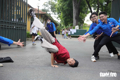 Một kiểu cổ vũ, ăn mừng ở điểm thi THPT Chu Văn An của các thí sinh đã hoàn thành tốt môn thi cuối chiều 19-6 - Ảnh: DANH KHANG Thí sinh ăn mừng ở điểm thi THPT Chu Văn An sau khi hoàn thành tốt môn thi cuối chiều 19-6 - Ảnh: DANH KHANG