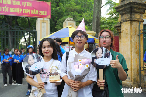 Em khá bất ngờ sau khi thi, ra thì thấy các bạn mang bánh đến tổ chức sinh nhật cho mình ngay trước cổng luôn, tuy sinh nhật của em đã qua ít ngày nhưng em cảm thấy rất vui. Dự định sắp tới em sẽ nghỉ ngơi đã, em cũng đã đăng ký thi vào học viện báo chí và tuyên truyền, hy vong các bạn thí sinh cũng hoàn thành tốt môn thi cuối cùng này - Bạn Đức Huy ( Tây Hồ, Hà Nội) chia sẻ - Ảnh: DANH KHANG Vừa ra khỏi phòng thi chiều 29-6, thí sinh Đức Huy (Tây Hồ, Hà Nội) bất ngờ khi các bạn mang bánh đến mừng sinh nhật. "Sinh nhật em đã qua ít ngày rồi nhưng em thấy rất vui. Thi xong rồi em sẽ nghỉ ngơi đã. Em đã đăng ký vào Học viện báo chí và tuyên truyền. Hy vọng các bạn thí sinh khác cũng thi tốt chiều nay", Huy chia sẻ - Ảnh: DANH KHANG