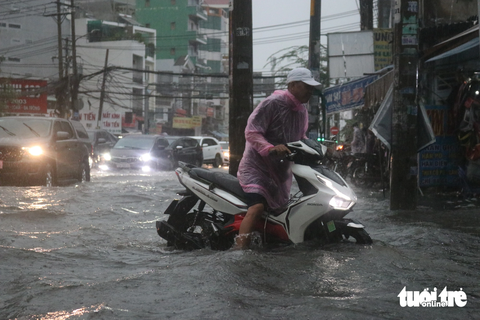 TP.HCM mưa to hai ngày liên tục, đường phố ngập khắp nơi - Ảnh 1. TP.HCM mưa to hai ngày liên tục, đường phố ngập khắp nơi - Ảnh 1.