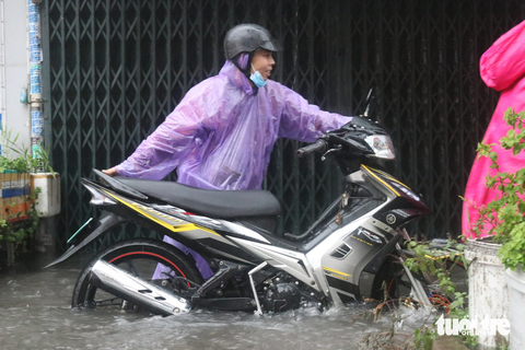 TP.HCM mưa to hai ngày liên tục, đường phố ngập khắp nơi - Ảnh 4. TP.HCM mưa to hai ngày liên tục, đường phố ngập khắp nơi - Ảnh 4.