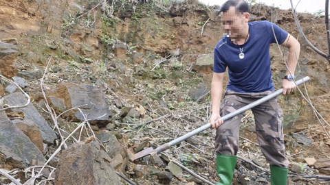 Bộ Tài nguyên và Môi trường đề nghị 5 địa phương vào cuộc sau bài điều tra 'rao bán ngầm đất hiếm'- Ảnh 1. Bên trong một góc mỏ "đất hiếm" không giấy tờ tại xã Tân Hương, huyện Yên Bình, Yên Bái