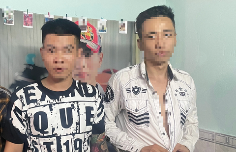 Quảng cáo web cờ bạc trên ghế đá, 2 thanh niên bị công an phát hiện - Ảnh 2. Quảng cáo web cờ bạc trên ghế đá, 2 thanh niên bị công an phát hiện - Ảnh 2.