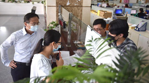 Giải trình hóa đơn khi bên bán bỏ trốn: Nhiều doanh nghiệp 'khóc ròng' - Ảnh 1. Nhiều doanh nghiệp lo lắng sau khi nhận được yêu cầu giải trình từ cơ quan thuế về việc mua phải hóa đơn của doanh nghiệp bỏ trốn - Ảnh: NGỌC PHƯỢNG