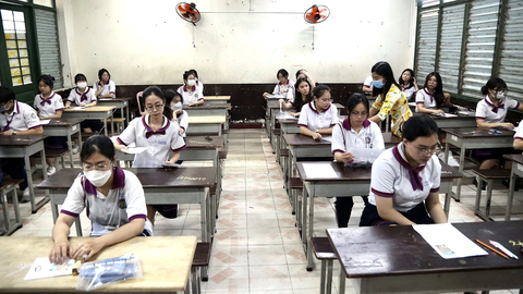 Bịt kẽ hở lọt đề thi ra sao? - Ảnh 1. Thí sinh tại điểm thi Trường THPT Trưng Vương (quận 1, TP.HCM) được giám thị kiểm tra lại thông tin trước môn thi ngữ văn - Ảnh: PHƯƠNG QUYÊN
