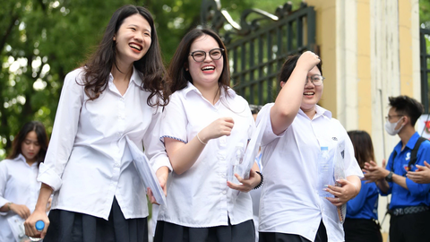 'Đề thi đáp ứng yêu cầu đặt ra' - Ảnh 1. Thí sinh sau giờ thi môn toán tại điểm thi Trường THPT Chu Văn An, Hà Nội - Ảnh: NAM TRẦN