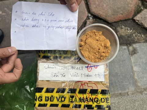 Chiều 8-5, một thùng hàng ông Thành gửi từ bến xe Vĩnh Niệm (TP Hải Phòng) lên Hà Nội, bên trong có một cốc nhựa chứa gần nửa ký đất hiếm - Ảnh: T.T. Chiều 8-5, một thùng hàng ông Thành gửi từ bến xe Vĩnh Niệm (TP Hải Phòng) lên Hà Nội, bên trong có một cốc nhựa chứa gần nửa ký "đất hiếm" - Ảnh: T.T.