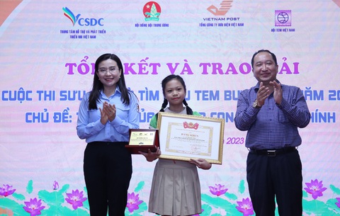 Sử dụng bộ tem quý về quê hương đất nước, cô bé lớp 5 chiến thắng cuộc thi tem bưu chính - Ảnh 2. Trao giải đặc biệt cho em Lê Quỳnh Anh (Hải Phòng) - Ảnh: T.T.