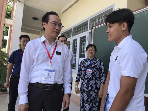 Thứ trưởng Hoàng Minh Sơn thăm hỏi, trò chuyện cùng thí sinh tại điểm thi THPT Đỗ Công Tường, Đồng Tháp sau khi kết thúc bài thi tổ hợp sáng 29-6 - Ảnh: ĐẶNG TUYẾT Thứ trưởng Bộ Giáo dục và Đào tạo Hoàng Minh Sơn thăm hỏi, trò chuyện cùng thí sinh tại điểm thi THPT Đỗ Công Tường, Đồng Tháp sau khi kết thúc bài thi tổ hợp sáng 29-6 - Ảnh: ĐẶNG TUYẾT