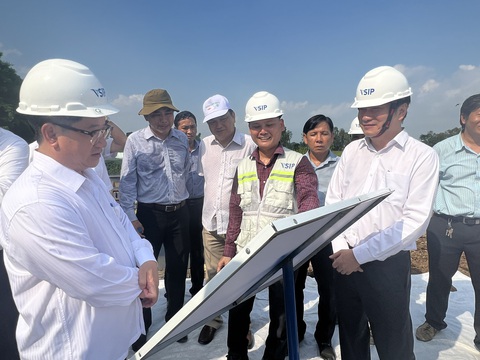 1.300 tỉ đồng giải phóng mặt bằng khu công nghiệp VSIP đầu tiên ở miền Tây - Ảnh 1. Ông Trần Việt Trường - chủ tịch UBND thành phố Cần Thơ (bìa trái) - kiểm tra mặt bằng chuẩn bị khởi công Khu công nghiệp VSIP Cần Thơ - Ảnh: M.H.