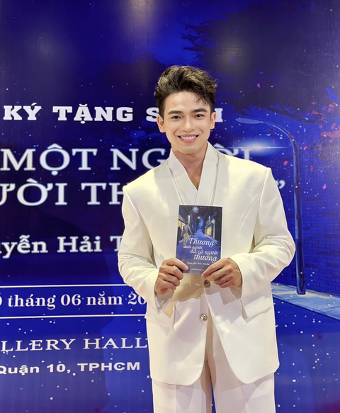 Trình Mỹ Duyên, Trà Ngọc Hằng khác lạ mừng én bạc Hải Triều ra mắt sách - Ảnh 1. Trình Mỹ Duyên, Trà Ngọc Hằng khác lạ mừng én bạc Hải Triều ra mắt sách - Ảnh 1.