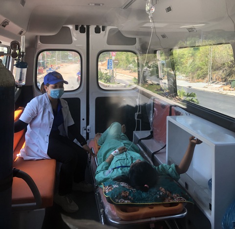 Nữ thí sinh nén đau sau mổ ruột thừa, được xe cứu thương đưa đến điểm thi - Ảnh 4. Lệ nén đau, được xe cứu thương đưa tới điểm thi - Ảnh: K.V