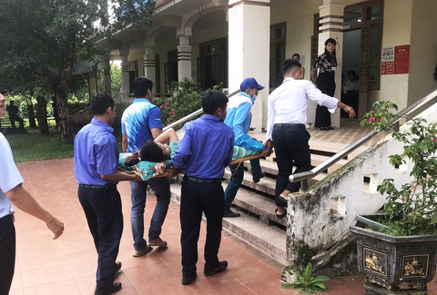 Nữ thí sinh nén đau sau mổ ruột thừa, được xe cứu thương đưa đến điểm thi - Ảnh 1. Nữ sinh Zơ Râm Thị Lệ được các nhân viên dùng băng ca đưa lên phòng thi làm bài sau khi được mổ ruột thừa - Ảnh: K.V