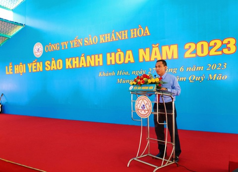 Yến sào Khánh Hòa - truyền thống 700 năm - Ảnh 1. Ông Lê Đức Tiến - phó tổng giám đốc Công ty Yến sào Khánh Hòa - ôn lại truyền thống nghề yến - Ảnh: TRẦN HOÀI