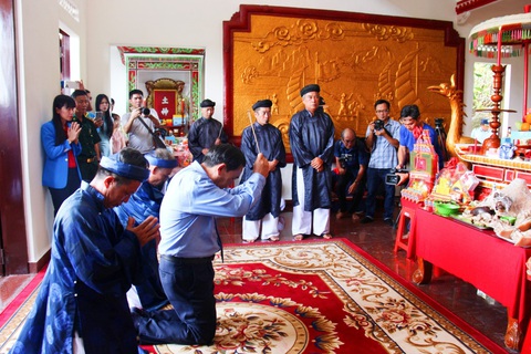 Yến sào Khánh Hòa - truyền thống 700 năm - Ảnh 2. Lãnh đạo công ty dâng hương tưởng niệm Thủy Tổ nghề yến Lê Văn Đạt - Ảnh: TRẦN HOÀI
