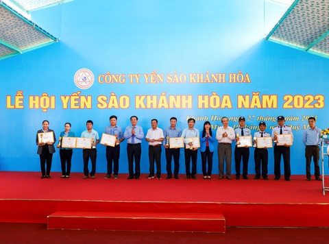 Yến sào Khánh Hòa - truyền thống 700 năm - Ảnh 5. Lãnh đạo công ty trao tặng giấy khen cho các cá nhân có thành tích xuất sắc trong ngành nghề yến sào - Ảnh: TRẦN HOÀI