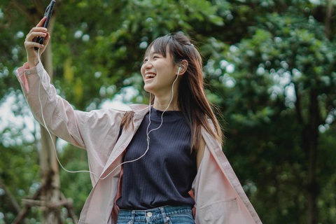 Cách chọn đúng "chiến trường" nơi công sở - Ảnh 2. Hãy chia sẻ để được hỗ trợ - Ảnh: Pexels