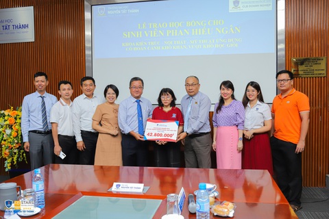 Học bổng - Nguồn trợ lực cho tân sinh viên - Ảnh 2. Trao học bổng cho sinh viên Phan Hiếu Ngân - Sinh viên có hoàn cảnh khó khăn