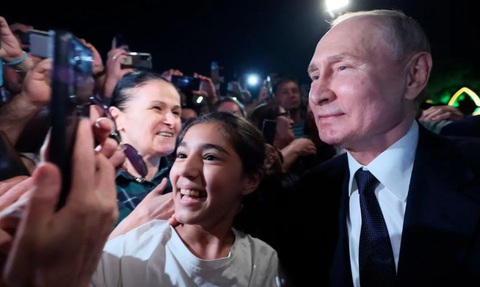Video Tổng thống Putin xuống phố, chụp ảnh với công chúng - Ảnh 1. Video Tổng thống Putin xuống phố, chụp ảnh với công chúng - Ảnh 1.